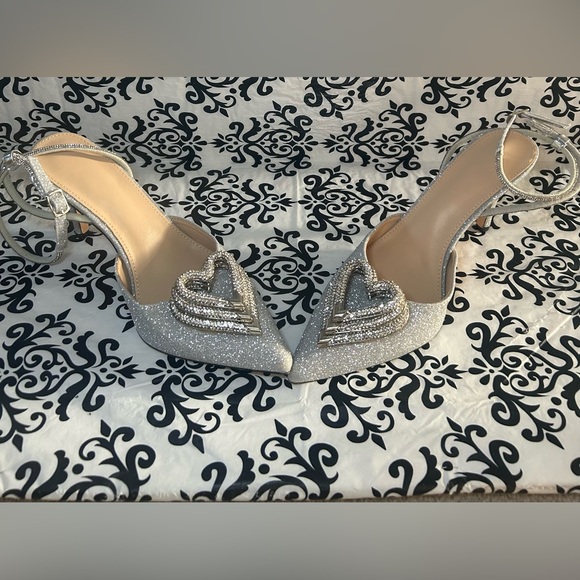 NWOT Rhinestone Stiletto Heel with Three Hearts - Picture 5 of 13